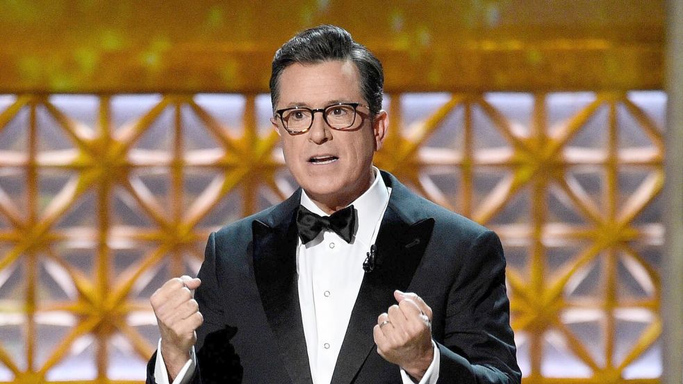 US-Moderator Colbert empfiehlt seinem Publikum ein Buch von Daniel Kehlmann. (Archivbild) Foto: Chris Pizzello/Invision/AP/dpa