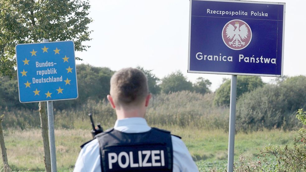Der Ärger über deutsche Kontrollen an der gemeinsamen Grenze ist in Polen gestiegen. Nun will das Land selbst Kontrollen einführen. (Archivbild) Foto: Bernd Wüstneck/dpa