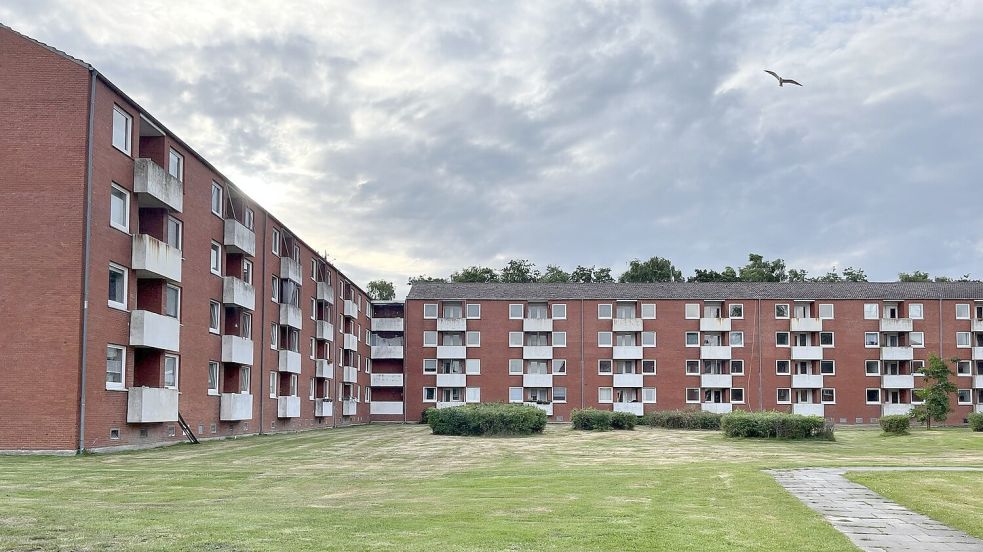 An der Geibelstraße im Emder Stadtteil Barenburg gibt es mehrere Blocks wie diese. Eine Frau ist von einem Balkon eines Blocks gestürzt. Foto: Privat