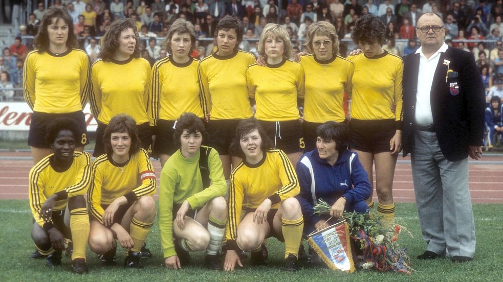 Zur Meisterelf 1975 gehörte auch Barbara Kowalk (damals Riebartsch, hinten Vierte von links). Foto: Imago