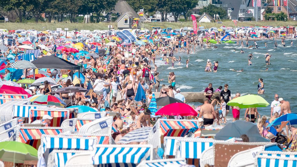 Vorsicht, Hautkrebsgefahr: Die Bereitschaft, sich gründlich mit Sonnenschutzmittel einzucremen, stagniert seit vielen Jahren, sagt der Dermatologe Uwe Schwichtenberg. Foto: IMAGO / Nikito