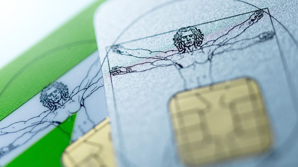 Asylbewerber erhalten nach drei Jahren eine elektronische Gesundheitskarte, mit sozialversicherungspflichtiger Beschäftigung werden sie sofort Mitglied der gesetzlichen Krankenversicherung. Foto: Alexander Heinl/dpa