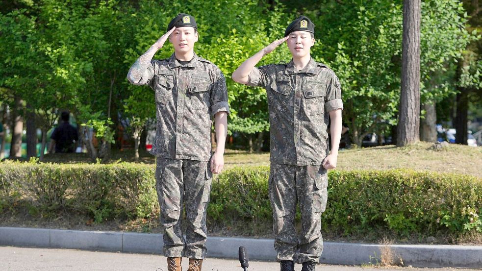 Jung Kook und Jimin (rechts) salutieren im Juni nach ihrer Entlassung aus dem Militärdienst. (Archivbild) Foto: Lee Jin-man/AP/dpa