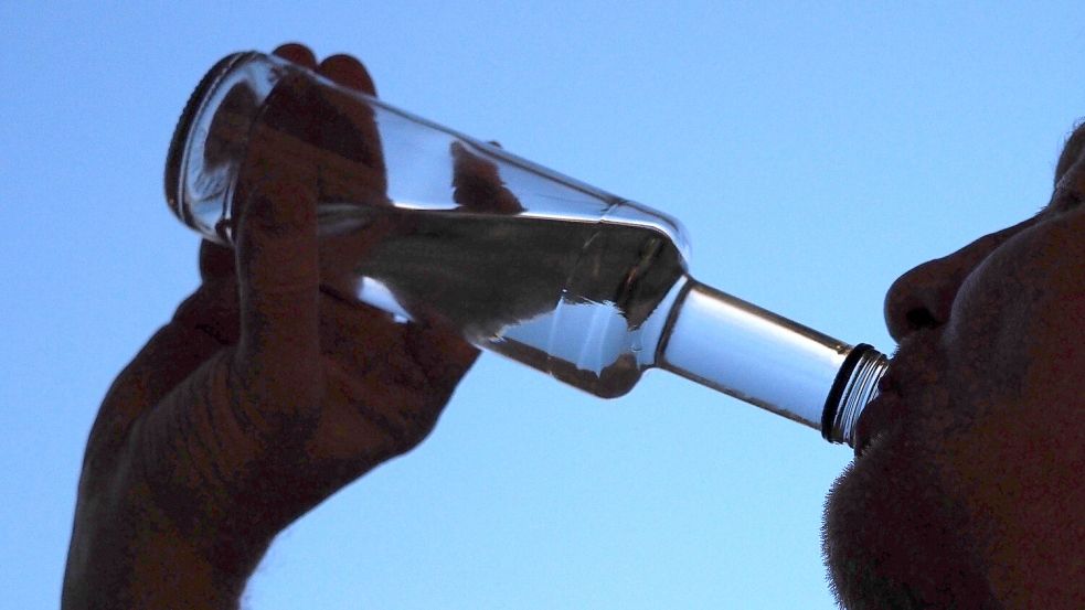 Ein Mann trinkt am Abend aus einer kleinen Flasche Schnaps. Rund 1,4 Millionen Menschen deutschlandweit gelten als suchtkrank. Symbolfoto: Archiv/Soeren Stache/dpa-Zentralbild/dpa