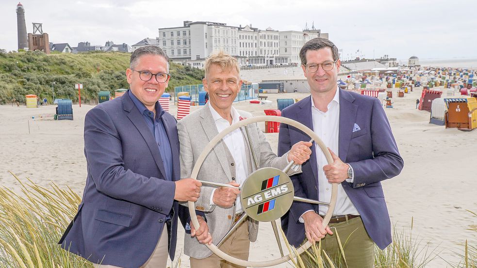 Dr. Bernhard Brons (Mitte) und seine Nachfolger: Warner Warnders (links) und Dr. Wessel Brons (rechts). Foto: Andreas Behr