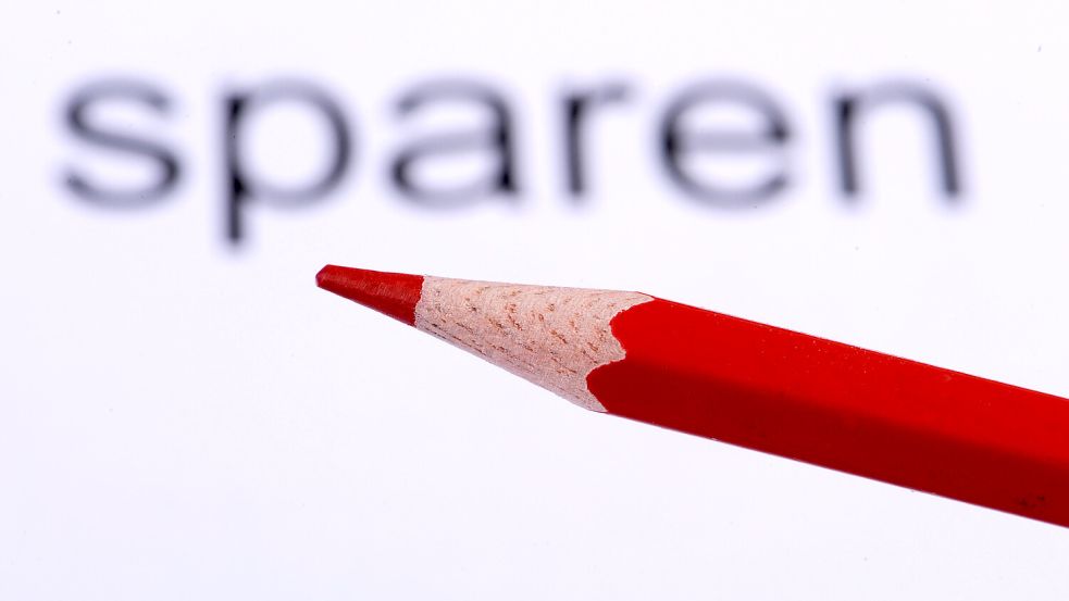 Der Landkreis Leer muss sparen. Foto: Armin Weigel/dpa