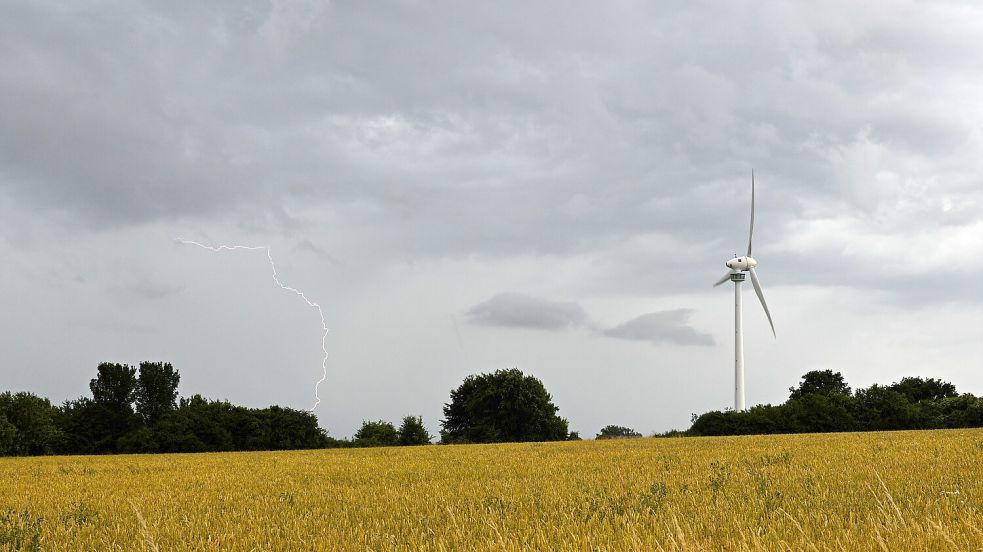 Blitz und Donner kann es ab dem Mittwochnachmittag über Ostfriesland geben – Starkregen, Hagel und Sturm inklusive. Foto: Julian Stratenschulte/dpa