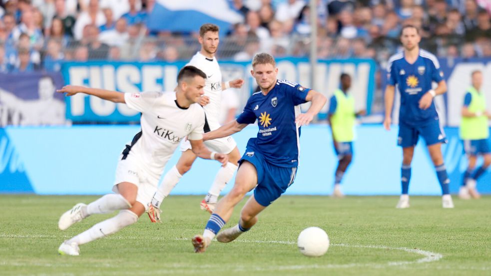 Der BSV Kickers Emden (Mitte Janek Siderkiewicz) bestreutet das erste Ligaspiel erneut gegen den SV Meppen. Fotos: Jens Doden, Emden