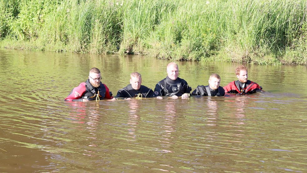 Mehrere Rettungstaucher waren in der Soeste im Einsatz. Foto: Hans Passmann