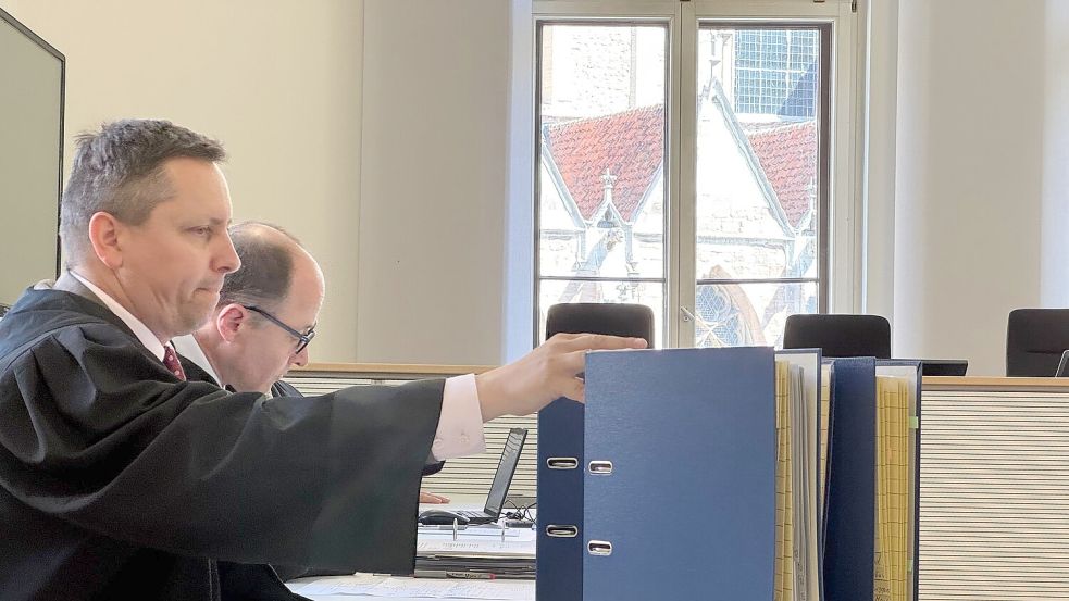 Die Aktensammlung des Prozesses umfasst mehrere Tausend Seiten. Foto: Maurice Dirker/dpa