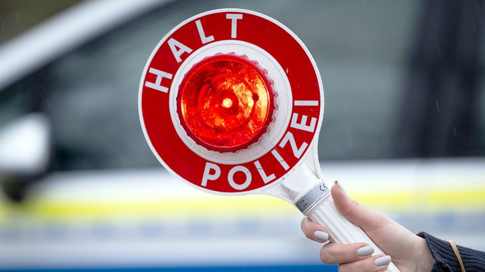 Vergeblich versuchte die Polizei, den Raser zu stoppen. Symbolfoto: Soeren Stache/dpa