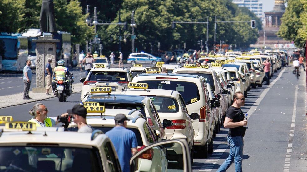 Allein in Berlin demonstrierten Hunderte Taxi-Fahrer für Mindestpreise für die Konkurrenz von Uber und Co. Foto: Carsten Koall/dpa