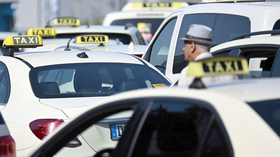 Die Branche sieht in Mietwagenplattformen wie Uber und Bolt einen unfairen Wettbewerb, weil deren Preise nicht behördlich reguliert werden. Foto: Federico Gambarini/dpa