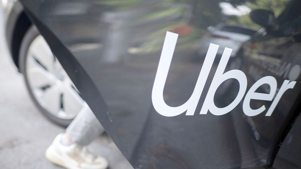 Mietwagenplattform wie Uber und Co. können die Fahrpreise je nach Nachfrage selbst gestalten. (Archivbild) Foto: Sebastian Gollnow/dpa
