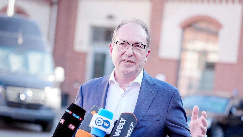 Bundesinnenminister Alexander Dobrindt (CSU) hat gemeinsame Grenzkontrollen auf der deutschen Seite der deutsch-polnischen Grenze angeboten. (Archivbild) Foto: Kay Nietfeld/dpa
