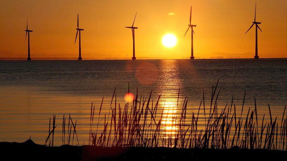 ARCHIV - 22.06.2019, Dänemark, Kopenhagen: Die Sonne geht hinter Windrädern in Kopenhagen auf. Die wirtschaftliche Erholung nach dem schlimmsten Jahr der Corona-Pandemie hat in der Europäischen Union eine Zunahme klimaschädlicher Emissionen mit sich gebracht. (zu dpa: «Expertenrat rät zu ehrgeizigem EU-Klimaziel für 2040») Foto: Steffen Trumpf/dpa +++ dpa-Bildfunk +++ Foto: Steffen Trumpf