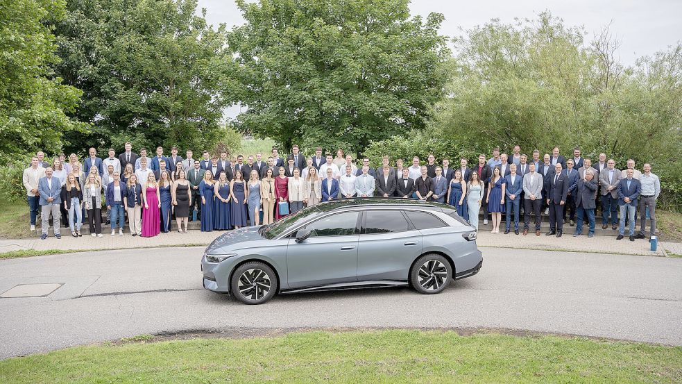 Gruppenfoto mit ID.7 Tourer: Ende Juni haben genau 62 junge Leute bei VW Emden ihre Ausbildung abgeschlossen. Foto: Volkswagen Emden