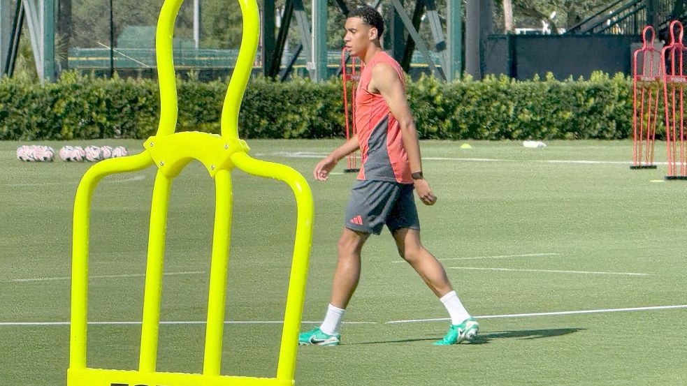 Zeit für die Startelf: Jamal Musiala im Muskelshirt auf dem Trainingsplatz. Foto: Klaus Bergmann/dpa