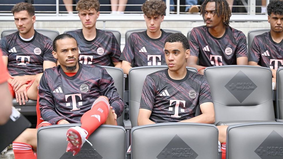 Bislang war die Ersatzbank der WM-Stammplatz von Jamal Musiala. Neben ihm der inzwischen angereiste Leroy Sané (l). Foto: Sven Hoppe/dpa