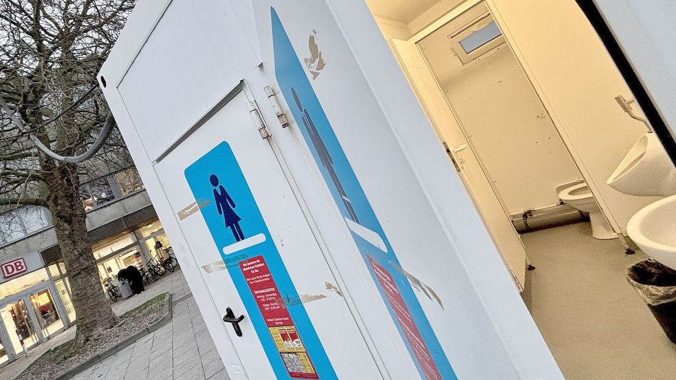 Der Toiletten-Container am Bahnhof sollte 2022 eigentlich nur provisorisch aufgestellt werden. Doch er ist noch immer da. Foto: Klaus Ortgies/Archiv