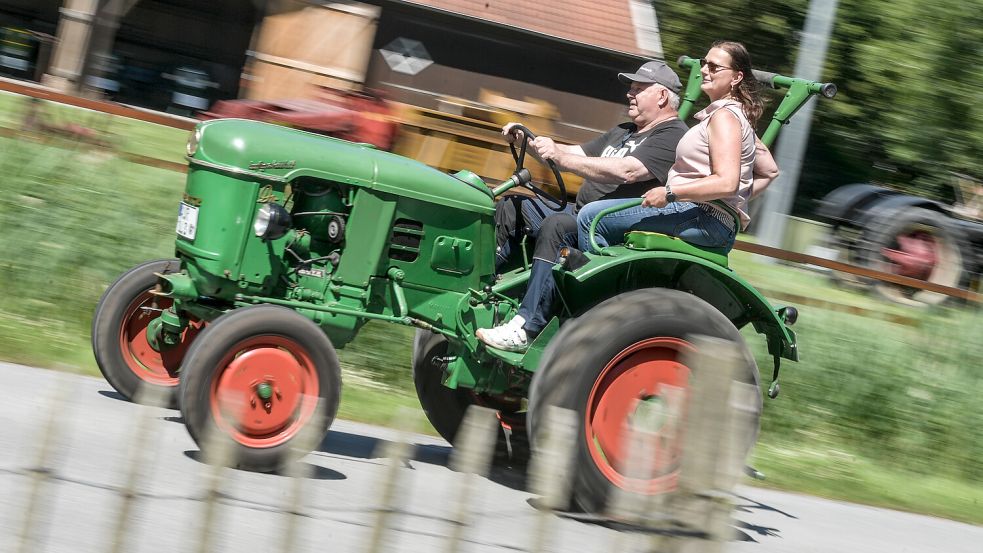 Anja Wagenaar-Wiesner hat dem Verein „Museumsfrünnen Campen“ aus der Patsche geholfen und so den Traktorverleih möglich gemacht. Ewald Hieronimus ist der Werkstattleiter und hat den Traktor auf Vordermann gebracht. Foto: Klaus Ortgies