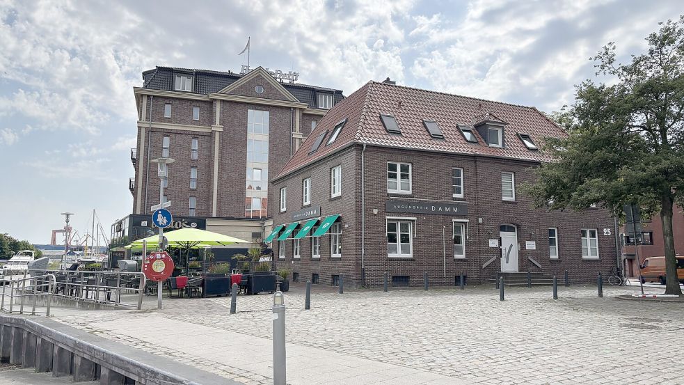 Die Stadt möchte das Haus neben dem Hotel am Delft und dem Restaurant Casto‘s kaufen. Fotos: Mona Hanssen