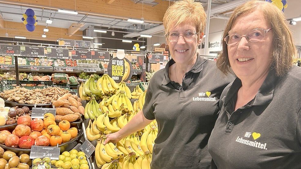 Petra Schröllkamp (links) übernimmt den Edeka-Markt in Pewsum von Renate Bruns. Foto: Stephanie Tomé