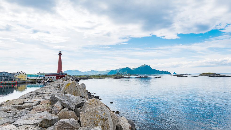 Abkühlung an der norwegischen Küste: Die Lofoten sind ein Touristen-Hotspot. Foto: IMAGO/Zoonar.com/Dai Nte