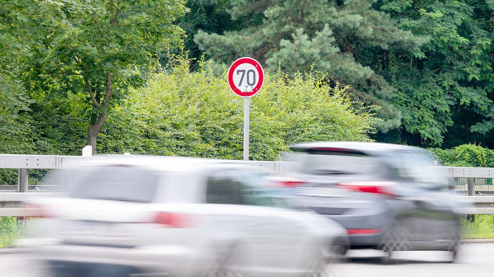 Entspannt einfach auf Tempo 100 auf Landstraßen verzichten: Eine Option? Foto: Soeren Stache/dpa