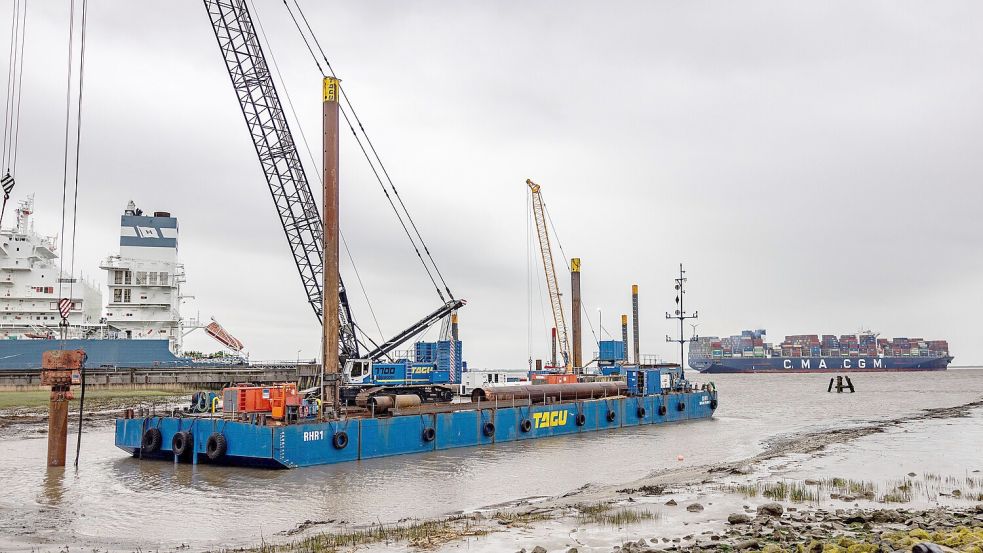 LNG-Baustelle in Brunsbüttel: Für den neuen Anleger wurden 260.000 Tonnen unter der Elbe ausgebaggert – gemessen in trockenem Zustand. Foto: Axel Heimken/dpa