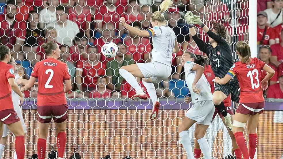 Norwegens Ada Hegerberg erzielt per Kopf das 1:1. Foto: Martin Meissner/AP/dpa