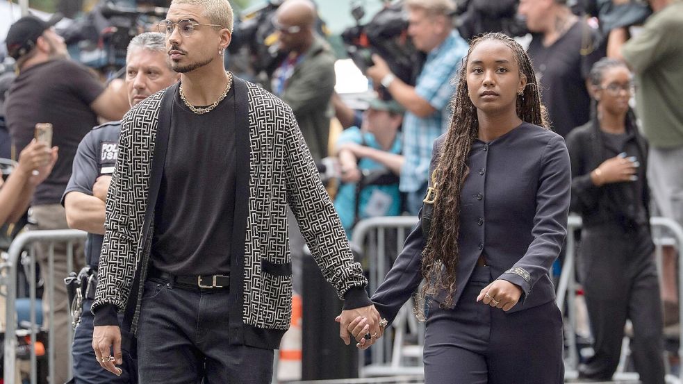 Chance Combs (rechts) und Quincy Brown (links), Tochter und Sohn von Sean „Diddy“ Combs, kommen in New York am Gericht an. Foto: Yuki Iwamura/AP/dpa
