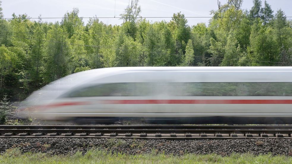 Ausbleibende Mittel des Bundes bei den Trassenpreisen könnten auch Auswirkungen auf das Angebot im Fernverkehr haben sagt der Bahnchef. (Archivbild) Foto: Boris Roessler/dpa