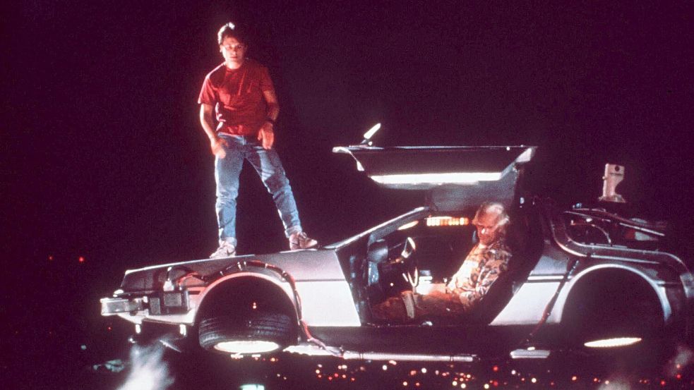 In „Zurück in die Zukunft“ wird der von Michael J. Fox verkörperte Held Marty McFly - mit Hilfe eines umgebauten Sportwagens vom Typ DeLorean DMC-12 - aus dem Jahr 1985 ins Jahr 1955 katapultiert. Foto: picture alliance/United Archives