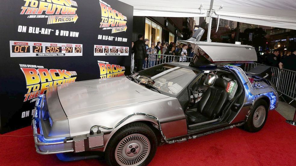 Der DeLorean-Wagen ist die Zeitmaschine, mit der Marty McFly und und Doc Brown in die Zukunft reisen (Archivbild). Foto: Jason Szenes/dpa