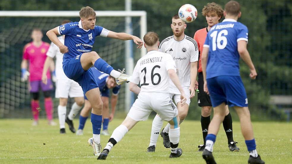 Zwei der vier Borssumer Torschützen auf einem Bild: Jendrick Engelke (links) traf zum zwischenzeitlichen 2:1 und 4:2, Silas Boomgaarden zum zwischenzeitlichen 3:2 kurz vor Pausenpfiff. Fotos: Jens Doden, Emden