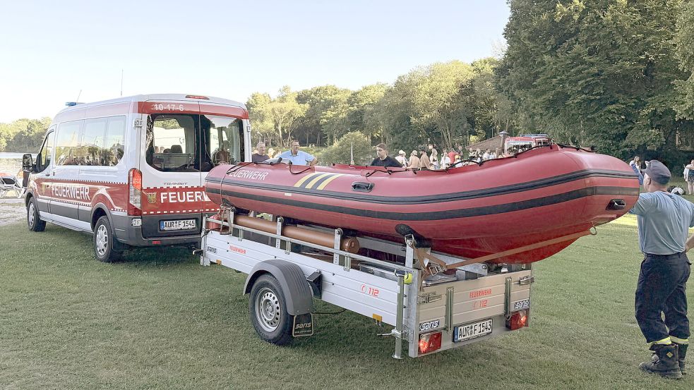 Auch mit Booten der Feuerwehr wurde gesucht. Foto: Sönke Geiken/Feuerwehr Aurich