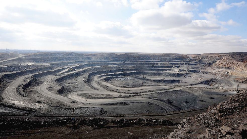 Wichtige Metalle, die etwa hier in der Bayan-Obo-Mine für seltene Erden in der Inneren Mongolei abgebaut werden, braucht auch die deutsche Industrie - etwa für Sensoren oder Elektromotoren. (Archivbild) Foto: Ren Junchuan/Xinhua via ZUMA Wire/dpa