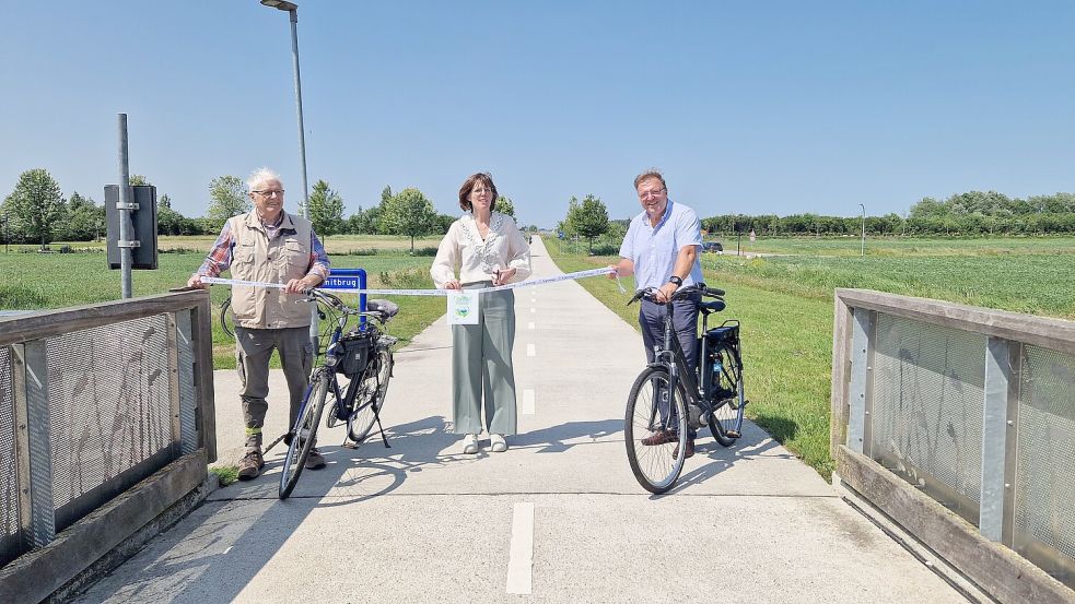 Bürgermeisterin Cora-Yfke Sikkema und Wethouder Erich Wunker (rechts) habe gemeinsam mit dem Radwegbeschilderungsexperten für die Dollardroute, Dieter Kuper aus Bunde (links), das neue Teilstück eröffnet. Foto: Tatjana Gettkowski