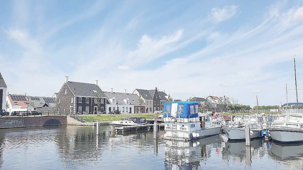 Das 2013 eröffnete „Havenkwartier Blauwestad“ beherbergt zahlreiche Liegeplätze. Neben dem Hafen-Pavillon gibt es dort ein Informationszentrum, einen Aussichtsturm und Gastronomie. Foto: Tatjana Gettkowski/Archiv