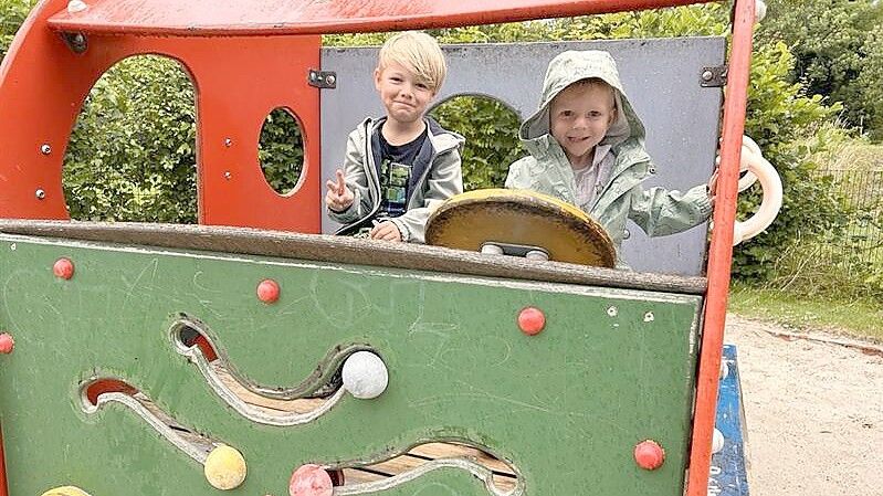 „Bitte einsteigen und mitfahren“: Der Spielplatz am Schwanenteich bietet Spaß für jedes Alter. Foto: Stephanie Tomé