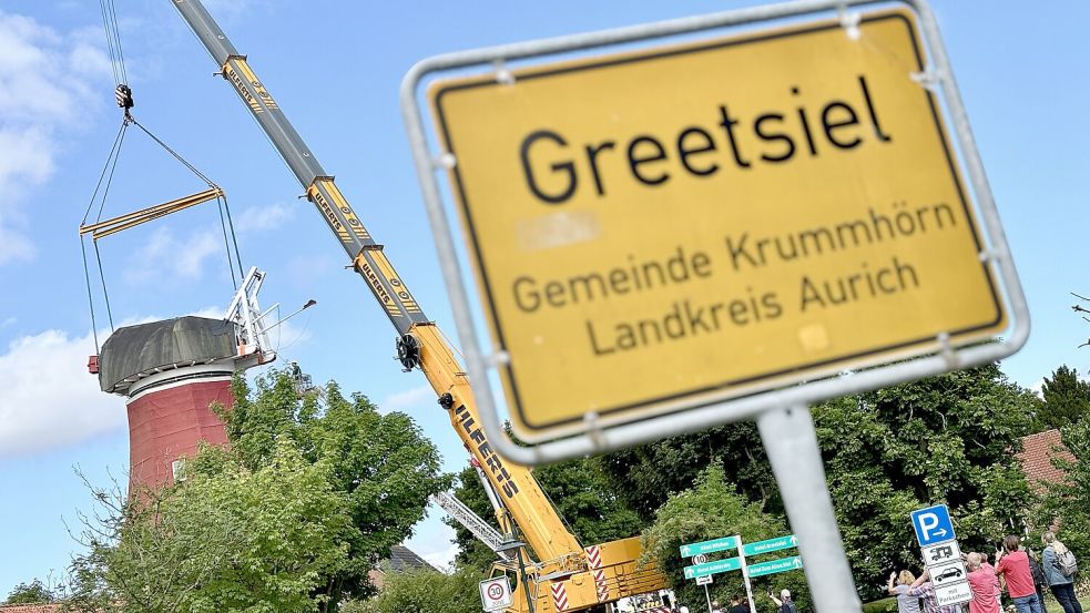 Beim Ortseingang von Greetsiel stehen die Zwillingsmühlen. Die rote der beiden war über Monate „kopflos“, weil ihre Kappe saniert werden musste. Jetzt wurde sie wieder aufgesetzt. Foto: Klaus Ortgies