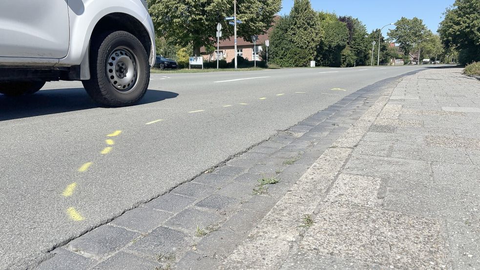 An zahlreichen Stellen befinden sich auf der Asphaltdecke der Bahnhofstraße und der Folmhuser Straße in Ihrhove und Folmhusen Markierungen. Sie weisen auf Schäden und Fahrbahnsenken hin. Foto: Carsten Ammermann