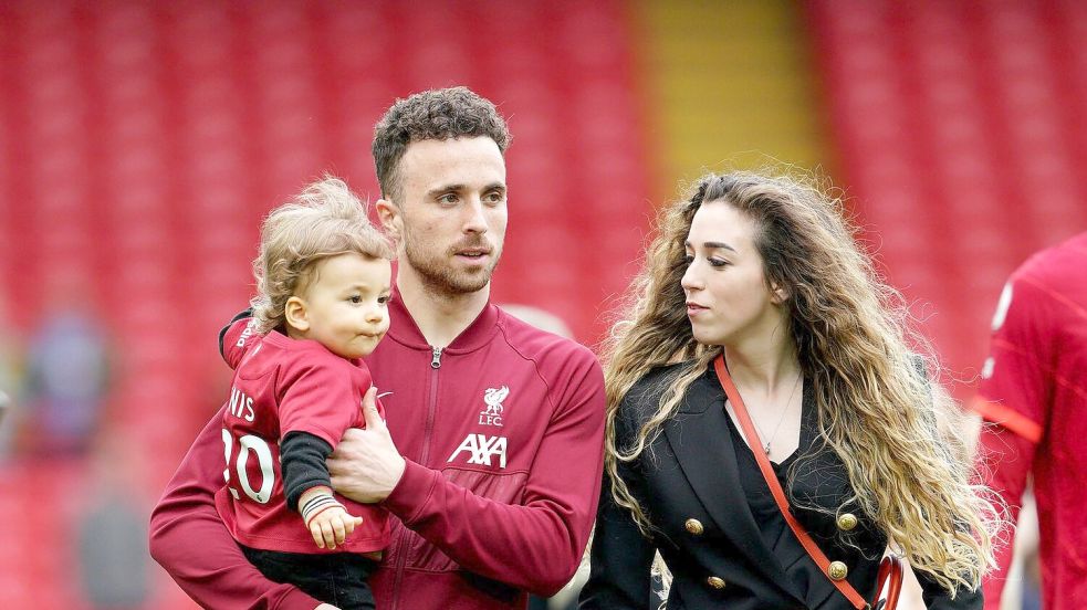 Liverpools Diogo Jota mit seiner Frau Ruth Cardoso. Foto: Peter Byrne/PA Wire/dpa