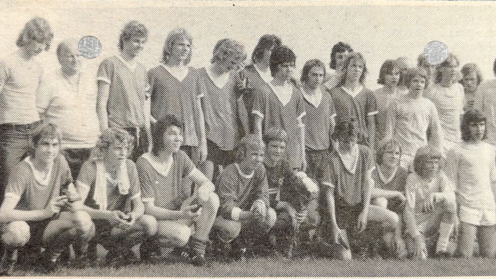 Die beiden Finalteilnehmer, Hannover 96 und Germania Wiesmoor, stellten sich am 22. Juni 1975 nach dem Endspiel zum gemeinsamen Gruppenfoto auf. Archivfoto: Privat