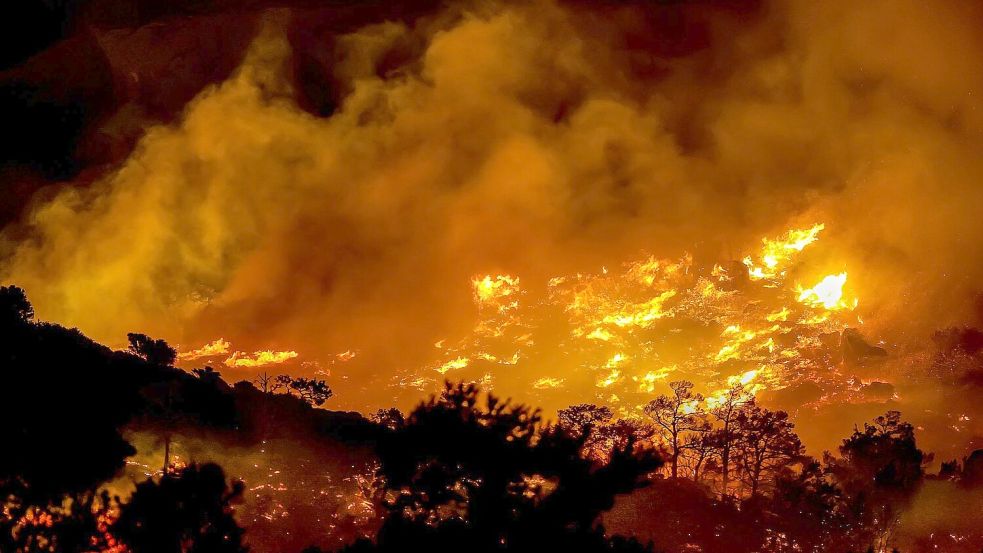 Wegen starker Winde breiteten sich die Flammen rasch aus. Foto: STR/INTIME NEWS/AP/dpa