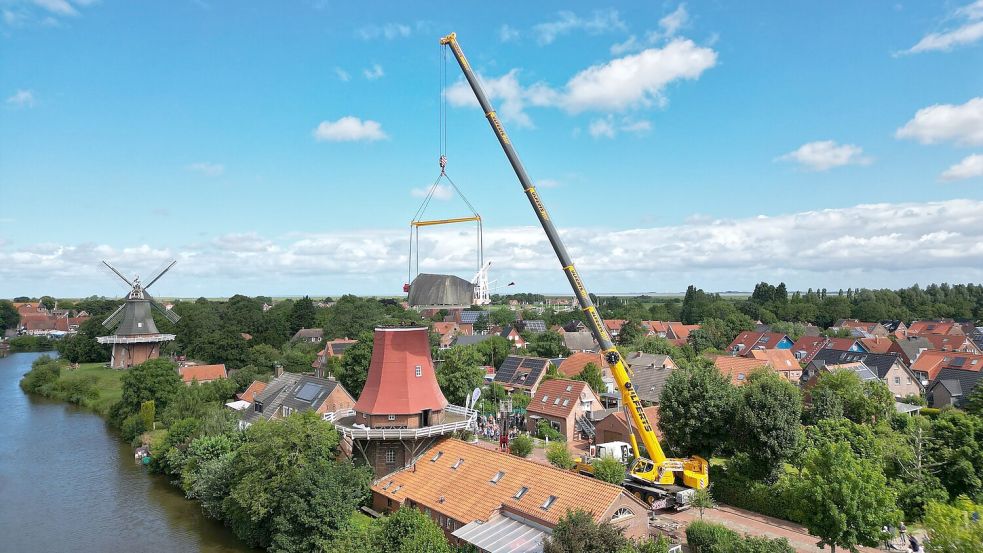 Rund acht Jahre lang war das denkmalgeschützte Ensemble der beiden Zwillingsmühlen in Greetsiel nicht komplett. Foto: Lars Penning/dpa