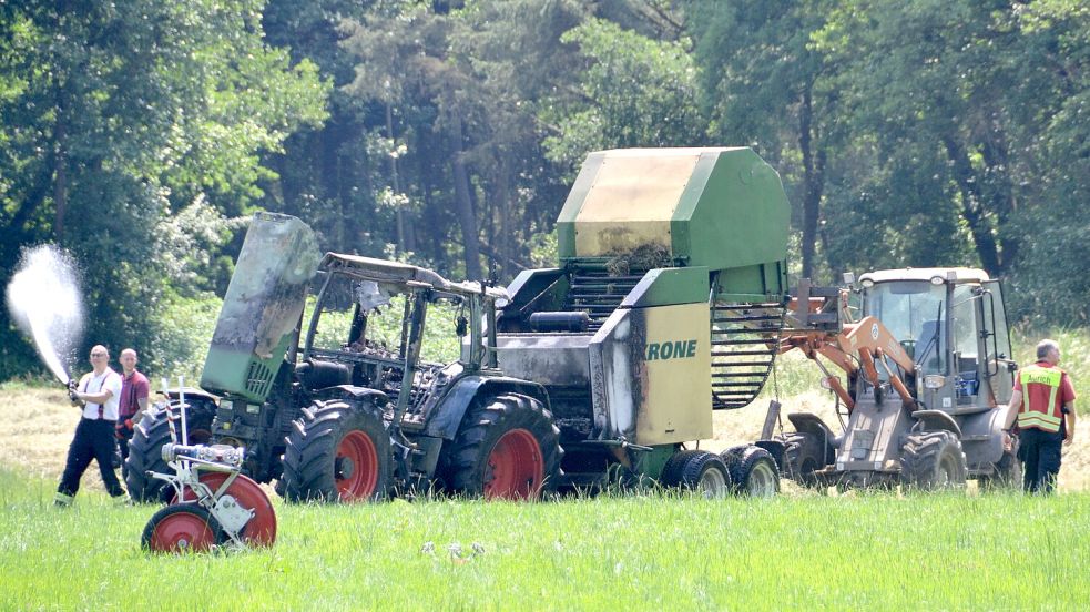 Der brennende Trecker mit der Großballenpresse konnte schnell gelöscht werden. Foto: Aiko Recke