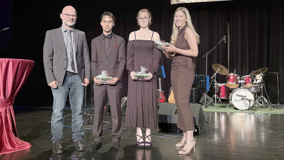 Schulleiter Karsten Gövert (von links) ehrte die Jahrgangsbesten Arash Behzad, Ariana Schumacher und Finja Hinrichs. Foto: privat