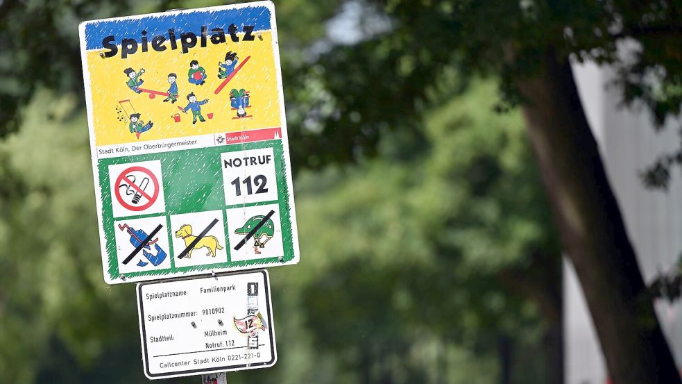 So sehen viele Kölner Spielplatz-Schilder bislang aus - ihre Stunden sind womöglich gezählt. Foto: Federico Gambarini/dpa